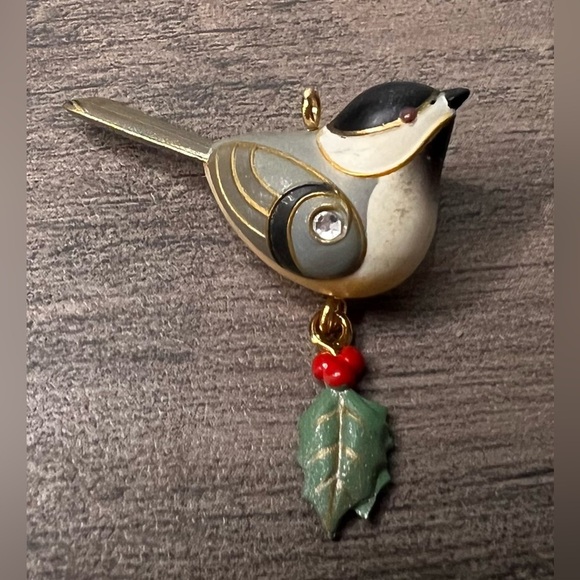 HALLMARK NEW 2011 BLACK- CAPPED CHICKADEE MINIATURE Christmas Ornament - Picture 2 of 8